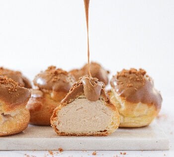 Tatlı severlerin vazgeçilmezlerinden biri olan profiterol, Fransız mutfağından dünyaya yayılan eşsiz bir lezzet. Ancak bu kez klasik profiterol tarifine küçük ama etkisi büyük bir dokunuş yapıyoruz: Lotus Biscoff. Karamelize bisküvinin benzersiz aroması, hafif profiterol toplarına ve krema dolgularına eklenince ortaya unutulmaz bir tat çıkıyor. Eğer siz de son dönemin en popüler tatlarından biri olan Lotus bisküvi kreması ile farklı tarifler denemek istiyorsanız, doğru yerdesiniz.