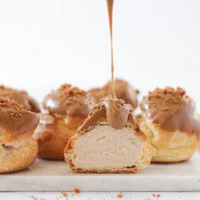 Tatlı severlerin vazgeçilmezlerinden biri olan profiterol, Fransız mutfağından dünyaya yayılan eşsiz bir lezzet. Ancak bu kez klasik profiterol tarifine küçük ama etkisi büyük bir dokunuş yapıyoruz: Lotus Biscoff. Karamelize bisküvinin benzersiz aroması, hafif profiterol toplarına ve krema dolgularına eklenince ortaya unutulmaz bir tat çıkıyor. Eğer siz de son dönemin en popüler tatlarından biri olan Lotus bisküvi kreması ile farklı tarifler denemek istiyorsanız, doğru yerdesiniz.