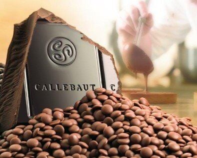 Belçika'nın dünyaca ünlü markası Callebaut çikolata, bir asırı aşkın tecrübesiyle pastacılık dünyasının altın standardı haline gelmiştir. Yüksek kakao içeriği, eşsiz dokusu ve zengin aromasıyla hem profesyonel şeflerin hem de ev pastacılarının ilk tercihidir. ToptanMarketi olarak, Callebaut'un premium kalitedeki W2, 811 ve 823 çikolatalarını sizlerle buluşturuyoruz. Bu yazımızda, Callebaut çikolatanın özelliklerini, kullanım alanlarını ve neden pastacılık dünyasında vazgeçilmez olduğunu keşfedeceksiniz.