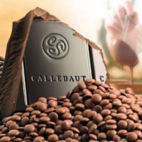 Belçika'nın dünyaca ünlü markası Callebaut çikolata, bir asırı aşkın tecrübesiyle pastacılık dünyasının altın standardı haline gelmiştir. Yüksek kakao içeriği, eşsiz dokusu ve zengin aromasıyla hem profesyonel şeflerin hem de ev pastacılarının ilk tercihidir. ToptanMarketi olarak, Callebaut'un premium kalitedeki W2, 811 ve 823 çikolatalarını sizlerle buluşturuyoruz. Bu yazımızda, Callebaut çikolatanın özelliklerini, kullanım alanlarını ve neden pastacılık dünyasında vazgeçilmez olduğunu keşfedeceksiniz.