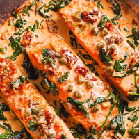 Bu tarif yüksek ısı, doğru mühürleme ve kontrollü kremalı sos üzerine kuruludur.
Somon fazla pişirilmez. İç dokusu sulu kalmalıdır.

Lezzet dengesi; hardalın keskinliği, soya sosun umamisi ve kremanın yuvarlatıcı etkisiyle sağlanır.