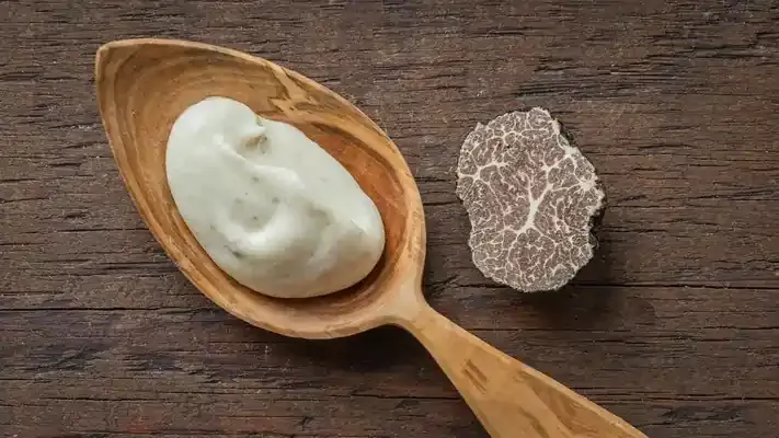 Klasik menüleri sıradanlıktan çıkarmanın yolu bazen çok basit bir malzemeden geçer. Trüf aroması, bu anlamda son yıllarda gastronomi dünyasında büyük ilgi görüyor. Özellikle Remia Trüf Mayonez, hem yoğun kıvamı hem de dengeli trüf aromasıyla fark yaratmak isteyen işletmelerin gözdesi.

Peki, bu özel ürünü menünüzde nerelerde kullanabilirsiniz?