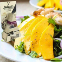 Karidesin tropikal meyveler ve aromatik soslarla buluştuğu özel bir tarif arıyorsanız, doğru yerdesiniz! Mengazzoli Rendelenebilir Balzamik ile hazırlayacağınız bu tropikal karides tarifi, hem pratik hem de gurme bir lezzet deneyimi sunuyor. Özellikle misafirlerinize şık bir sunum yapmak istediğinizde bu tarif sofranızı farklı bir boyuta taşıyacak.