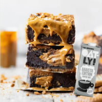 Eğer hem tatlı krizini bastırmak hem de hayvansal ürün kullanmadan pratik bir tatlı hazırlamak istiyorsanız bu tarif tam size göre! Oatly Yulaf İçeceği ile hazırlanan bu vegan brownie, yumuşacık dokusu ve yoğun aromasıyla vazgeçilmeziniz olacak.